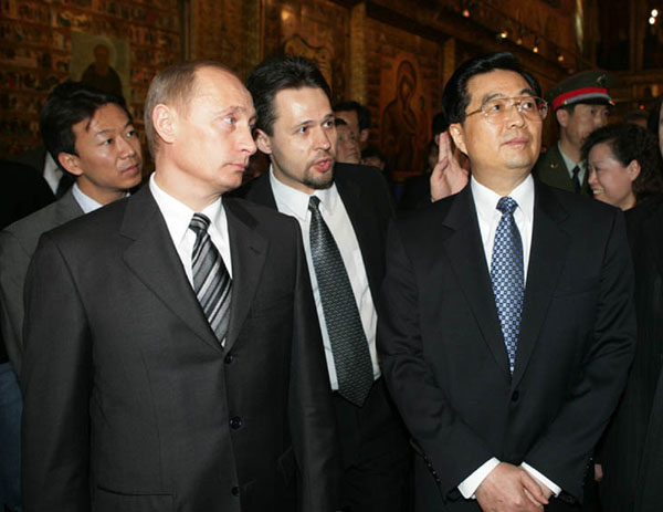 金亦思(中)在给普京总统翻译
